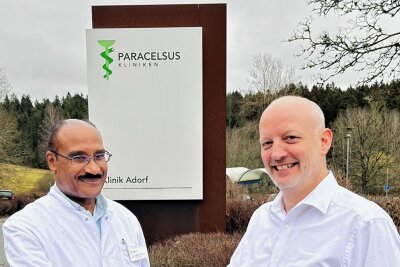 Paracelsus Klinik Adorf: Geriatrie mit neuem Chefarzt - Chefarzt Dr. Jean Eddy Berry (links) und Klinikmanager Jan Müller 
