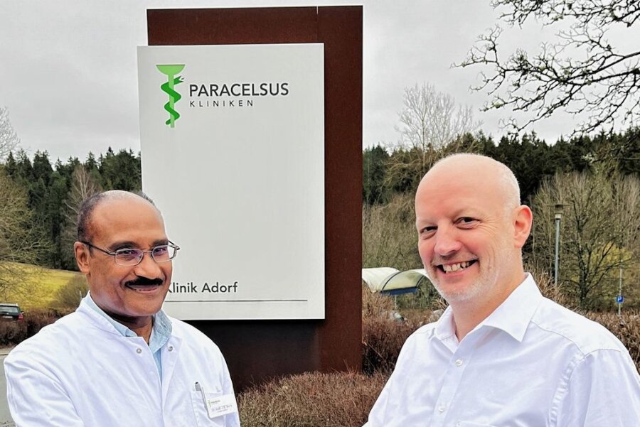 Paracelsus Klinik Adorf: Geriatrie mit neuem Chefarzt - Chefarzt Dr. Jean Eddy Berry (links) und Klinikmanager Jan Müller 