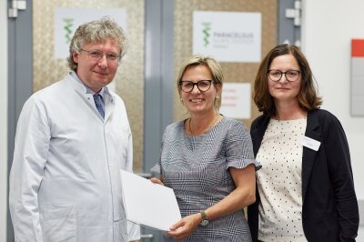 Paracelsus-Klinik erhält Fördermittel für die Erweiterung der Notaufnahme - Uwe Butzke, ärztlicher Leiter, zusammen mit Sozial- und Gesundheitsministerin Barbara Klepsch und Klinikmanagerin Uta Ranke (v. l. n. r.).