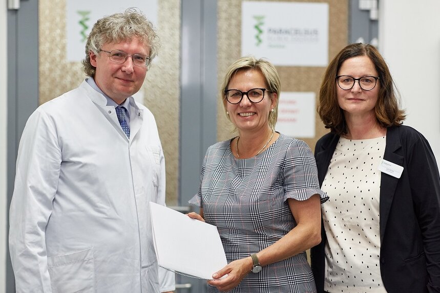 Paracelsus-Klinik erhält Fördermittel für die Erweiterung der Notaufnahme - Uwe Butzke, ärztlicher Leiter, zusammen mit Sozial- und Gesundheitsministerin Barbara Klepsch und Klinikmanagerin Uta Ranke (v. l. n. r.).