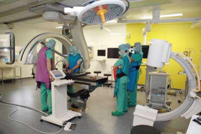 Paracelsus-Kliniken bilden Ärzte aus dem Jemen aus - Besuch im Hybrid-OP in Zwickau.