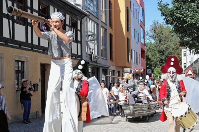 Parade eröffnet Internationales Puppentheaterfestival in Zwickau - Das Festival ist schon in Sicht. Ein Umzug der Puppenspieler durch die Stadt macht den Auftakt. 