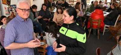 Parallele zu 2015: Treff auf dem Brühl öffnet für Flüchtlinge - Vom Englischen ins Ukrainische: Wenn Barry Sloan spricht, übersetzt Krystyna Kapelnytska beim "Ukraine Café" im Klub Inspire auf dem Brühl.