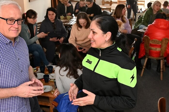 Parallele zu 2015: Treff auf dem Brühl öffnet für Flüchtlinge - Vom Englischen ins Ukrainische: Wenn Barry Sloan spricht, übersetzt Krystyna Kapelnytska beim "Ukraine Café" im Klub Inspire auf dem Brühl.