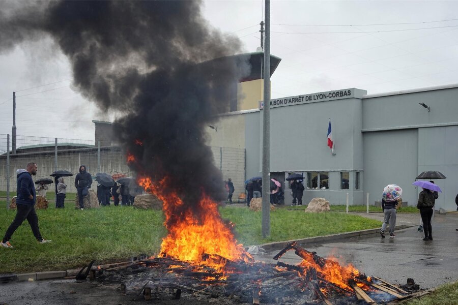 Paris: Drogenboss-Befreiung minutiös geplant - Gefängnisangestellte während eines Protestes vor dem Corbas-Gefängnis.