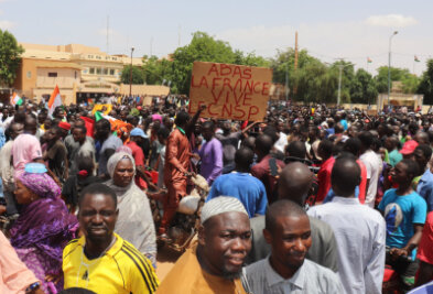 Pariser Horror-Szenario - Demonstranten nehmen an einem Marsch zur Unterstützung der Putschisten in der Hauptstadt teil. Nach dem Putsch im Niger sichern Tausende dem Militär ihre Unterstützung zu.