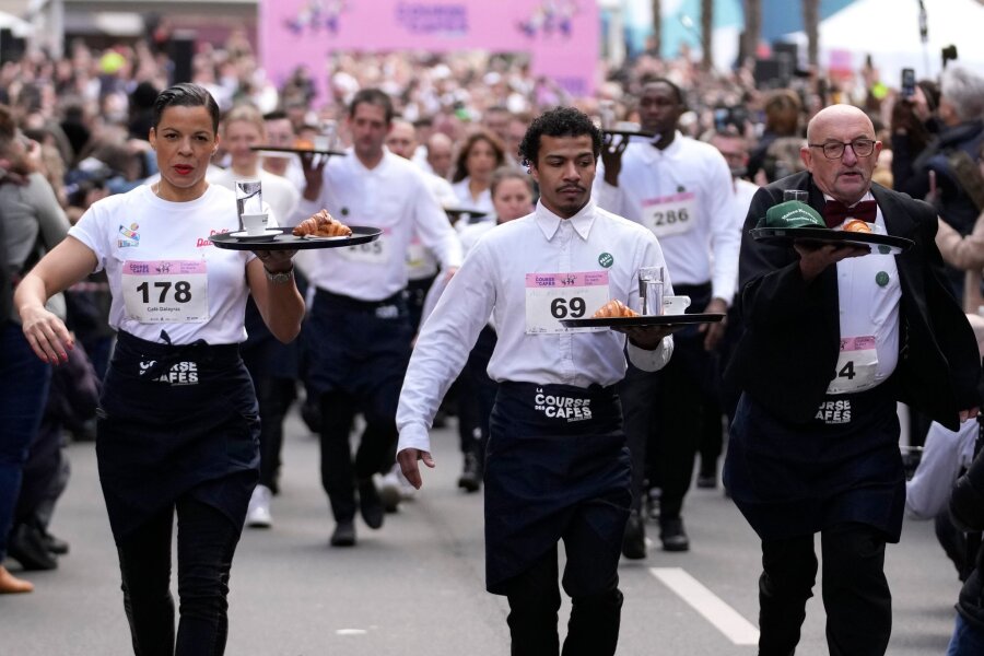 Pariser Kellner und Kellnerinnen laufen wieder um die Wette - Zwei Kilometer ohne zu rennen und ohne etwas zu verschütten: Dieser Aufgabe stellen sich Kellnerinnen und Kellner in Paris.