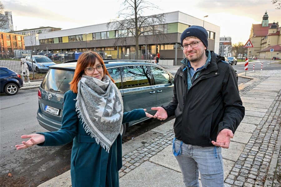 Parkärger vor Kita an Chemnitzer Schloßteich - Anita Gerlach und Christian Auerswald sind Eltern von Kindern, die in die Kita an der Schloßteichstraße gehen. Beim Bringen und Holen müssen sie eigentlich einen Parkschein lösen.