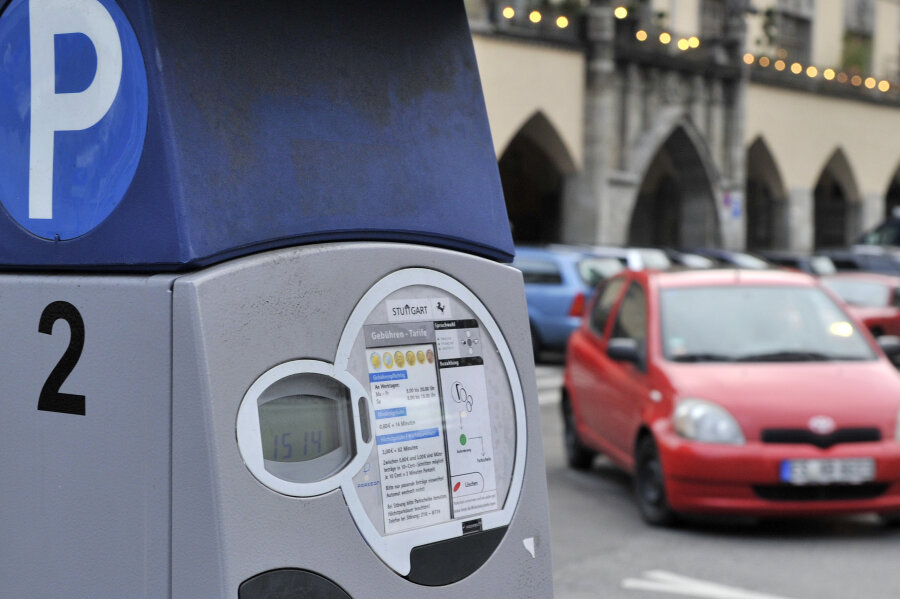Parkautomat spuckt Münzen aus - Finder bringt Geld zur Polizei - 