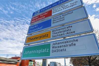 Parken am Chemnitzer Stadtrand statt lästiger Suche in der Innenstadt: Was ist erlaubt? - Ein sehr optimistisches Bild in Chemnitz: An der Ausfahrt Röhrsdorf an der Leipziger Straße werden mit dem Tietz und der Johanniskirche immer noch Parkflächen im Zentrum angezeigt, die es gar nicht mehr gibt.