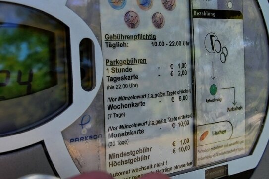 Parken an der Talsperre Kriebstein wird teurer - 3 Euro mehr kostet ab 2023 das Tagesticket am Automaten in der Mittweidaer Aue. 