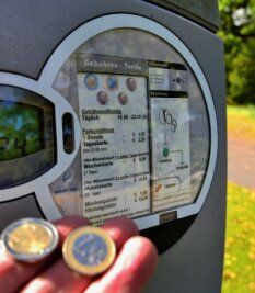 Parken an Talsperre wird teurer - 3 Euro mehr kostet ab 2023 das Tagesticket am Automaten in der Mittweidaer Aue an der Talsperre Kriebstein. 