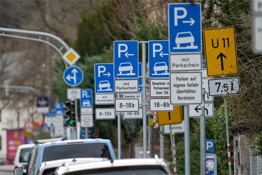 Parken drastisch teurer: In dieser Stadt müssen SUV-Besitzer bald tief in die Tasche greifen - Koblenz: Schilder regeln das Parken in einer Straße. In der Stadt wird das Parken ab dem 1. März deutlich teurer.