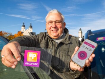 Parken per App kehrt Stadt für Stadt ins Vogtland zurück - Den Aufkleber für die Windschutzscheibe hat Gert Werner schon erhalten, doch nutzen kann er das Handyparken via Easypark in Plauen bislang noch nicht. 
