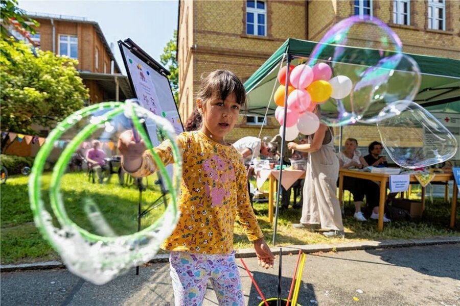 Parkfest in Rodewisch verbindet Ernst mit Heiterkeit - Nur mit Geduld klappte es bei der sechsjährigen Mandira Seifert aus Falkenstein mit den großen Seifenblasen.