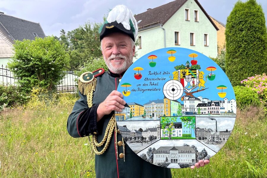 Parkfest Lengenfeld: Das ist die Ehrenscheibe für das Armbrustschießen - Michael Roth, Präsident der Schützengesellschaft Lengenfeld 1708, mit der Ehrenscheibe für das Armbrustschießen um den Pokal des Bürgermeisters beim Parkfest 2024.