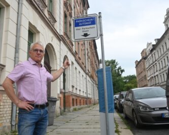 Parkgebühren in Chemnitz: Betroffene verabschieden sich aus Stadtzentrum - Malermeister Thomas Wagner an einem der neu installierten Parkautomaten im Viertel am Schauspielhaus. Das bislang kostenfreie Parken soll auch dort demnächst nicht mehr möglich sein. 