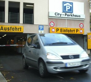 Parkhäuser sollen länger offen bleiben - Stadträte haben jetzt längere Öffnungszeiten der Parkhäuser nahe des Altmarktes gefordert. 