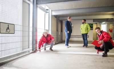 Parkhäuser bestehen Test zur Barrierefreiheit - Christoph Beck und Falk Hoffmann vom ACE (vorn v. l.) sowie Awo-Geschäftsführer Jens Gundermann und Sascha Simm von den Stadtwerken (hinten v. l.) beim Test. 