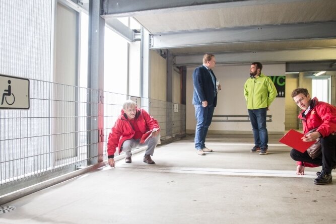 Parkhäuser bestehen Test zur Barrierefreiheit - Christoph Beck und Falk Hoffmann vom ACE (vorn v. l.) sowie Awo-Geschäftsführer Jens Gundermann und Sascha Simm von den Stadtwerken (hinten v. l.) beim Test. 