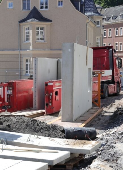 Parkhausbau in Schwarzenberg: Autodrehkran lässt Treppenhaus schnell wachsen 