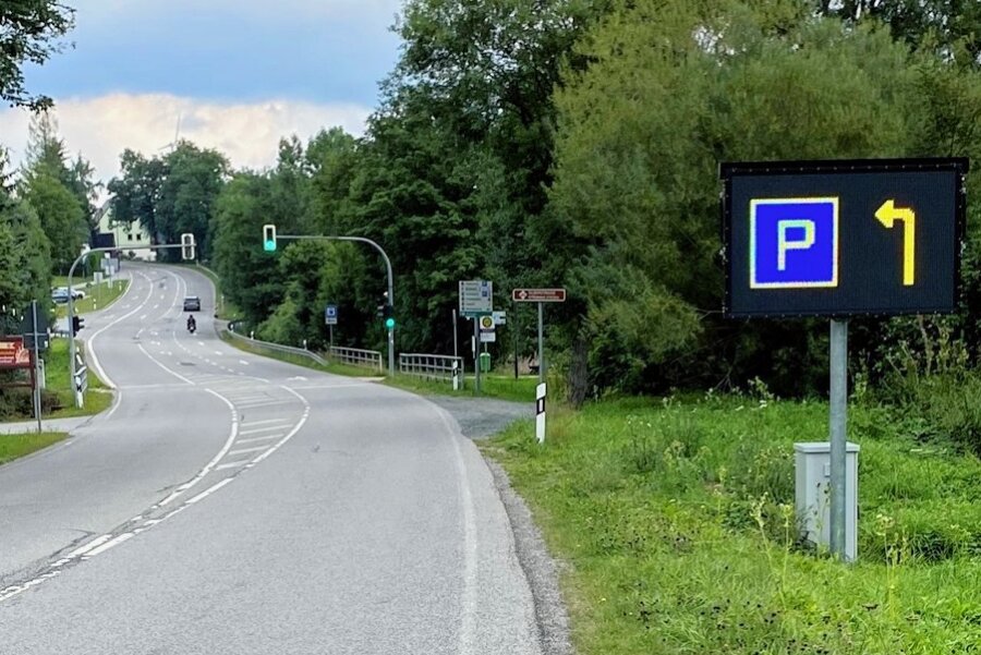 Parkleitsystem am Fichtelberg in Betrieb - Die Anzeige des Parkleitsystems an der B 95 weist den Weg zum Parkplatz ... 