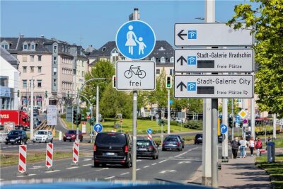 Parkleitsystem in der Plauener City außer Betrieb: Was wird damit? - Diese Verkehrstafel am Neustadtplatz soll Autofahrer auf freie Parkplätze in Parkhäusern hinweisen - doch sie ist außer Betrieb.