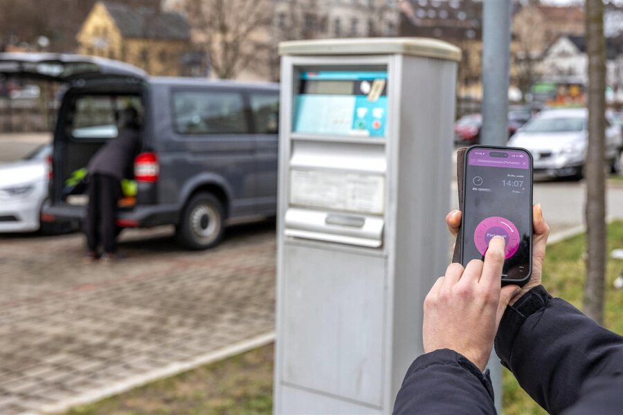 Parkplätze in Auerbach: Welche Änderungen die Stadt plant - Schritt ins digitale Zeitalter: An Auerbachs Parkautomaten kann man künftig per App bezahlen.