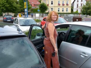 Parkplätze sind zu eng für dicke Autos - Ulrike Krakau hat auf dem Parkplatz am Rochlitzer Mulde-Center keine Probleme, in ihren Golf einzusteigen. Doch vor allem in Parkhäusern sollten die Stellflächen größer sein, sagt sie.