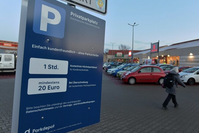 Der Kundenparkplatz am Fachmarktzentrum an der Annaberger Straße in Freiberg wird jetzt neu bewirtschaftet. Darauf weisen mehrere Schilder hin. 