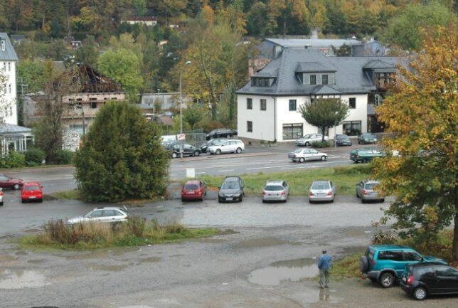 Parkplatz-Pläne tilgen Schandfleck an B 101 - Kein Blickfang an der Schwarzenberger Hauptverkehrsader: Die unschöne Brachfläche soll als Großparkplatz gestaltet werden.