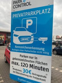 Parkplatz-Überwachung in Chemnitz: Darf eine Firma hier Kennzeichen scannen? - Ein Schild ähnlich diesem ist vor einem Edeka-Markt auf dem Kaßberg zu sehen.