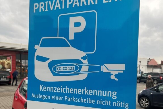 Ein Schild ähnlich diesem ist vor einem Edeka-Markt auf dem Kaßberg zu sehen.