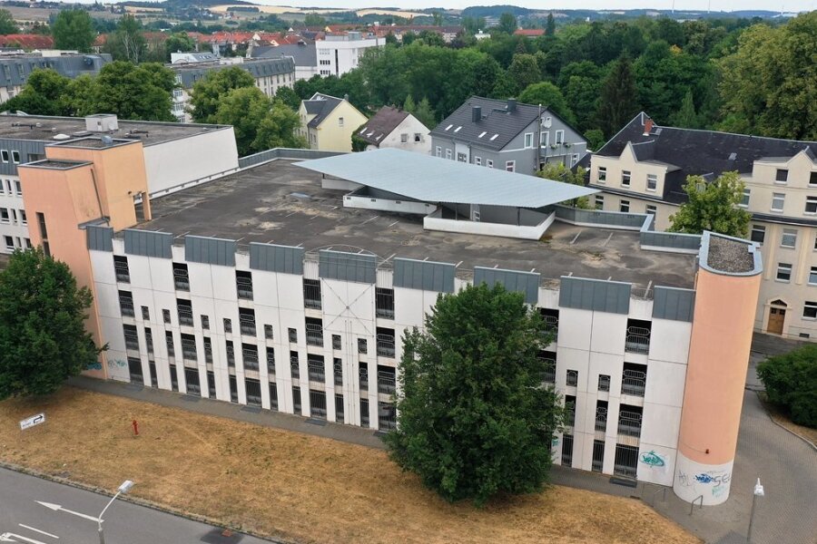Auf dem Foto, das von einer Drohne aufgenommen wurde, ist es gut zu erkennen: Die allermeisten Stellflächen im Parkhaus an der Ecke Pölbitzer/Brückenstraße sind verwaist. 