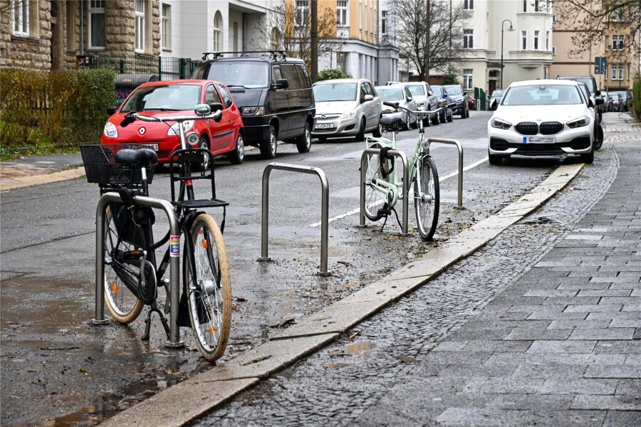 Parkprobleme auf dem Kaßberg in Chemnitz: Vorgehen der Stadt wirft Fragen auf - Für diese Parkfläche an der Leonhardtstraße mussten drei Parkplätze weichen. Dafür gibt es dort jetzt Fahrradbügel.