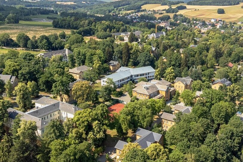 27 Fußballspiele könnten gleichzeitig auf dem Gelände des Sächsischen Krankenhauses stattfinden, wenn es denn Fußballrasen wäre. Das Typische: Zwischen viel grün lugen die gelben Klinkerbauten hervor. 