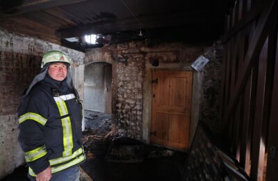 Parkschänke: Feuer zerstört Ausstellung - Bürgermeister Tino Kögler hat zum ersten Feuerwehrtrupp gehört, der zu den Löscharbeiten in der Parkschänke war.