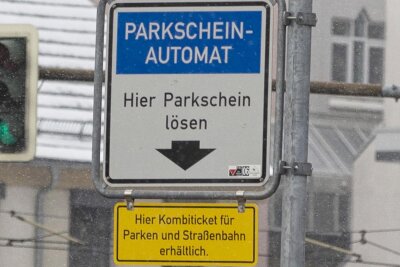 Parkscheinautomat in der Plauener Innenstadt gesprengt - Mit einem Feuerwerkskörper sprengten Diebe auf der Jagd nach Kleingeld einen Parkscheinautomaten in Plauen.