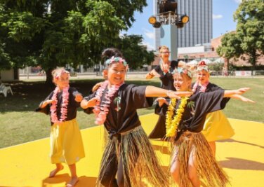 Parksommer: Neuauflage 2023 gesichert - Die Hawaiian Hula Kids von Nancy Tschirch (Tanzoase Chemnitz) lehrten den jüngsten Besucherinnen und Besuchern Hula-Tanz. 