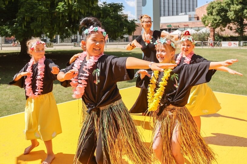 Parksommer: Neuauflage 2023 gesichert - Die Hawaiian Hula Kids von Nancy Tschirch (Tanzoase Chemnitz) lehrten den jüngsten Besucherinnen und Besuchern Hula-Tanz. 