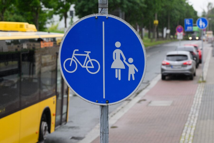 Parkverstöße: Bürgeranzeigen nehmen in Sachsen rasant zu - Ein Schild für einen getrennten Rad- und Gehweg steht vor einer Zone, in der das Parken auf halbem Gehweg erlaubt ist.