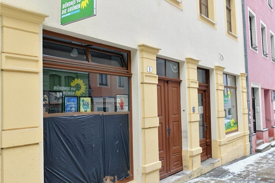 Parteibüro der Grünen in Freiberg beschädigt - Die zerstörte Schaufensterscheibe des Büros wurde provisorisch abgedichtet.