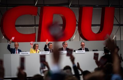 Parteitag in Hannover: CDU stimmt für schrittweise Frauenquote - Delegierte halten beim CDU Bundesparteitag ihre Stimmkarte hoch. Der 35. Parteitag der CDU auf dem Messegelände wird seit der Corona-Pandemie erstmals wieder in Präsenz abgehalten.