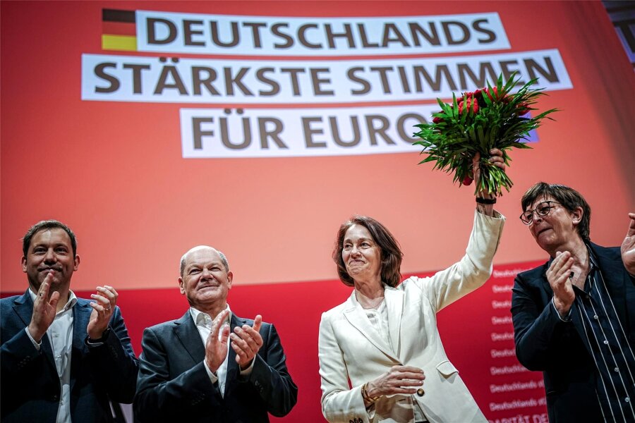 Parteitage: SPD und FDP gehen mit Frauen an der Spitze in die Europawahl - Lars Klingbeil (l), SPD-Bundesvorsitzender, Bundeskanzler Olaf Scholz (SPD), und Saskia Esken (r), SPD-Bundesvorsitzende, gratulieren Katarina Barley zur Wahl als Spitzenkandidatin für die Europawahl bei der Europadelegiertenkonferenz der SPD