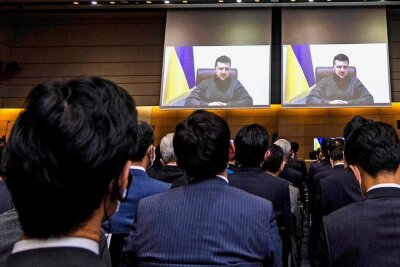 Parteiverbote und Medienkontrolle: Wie demokratisch ist die Ukraine im Krieg? - Der ukrainische Präsident Wolodymyr Selenskyj wendet sich per Videoschalte an die Abgeordneten des japanischen Unterhauses in Tokio. 