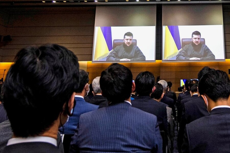 Der ukrainische Präsident Wolodymyr Selenskyj wendet sich per Videoschalte an die Abgeordneten des japanischen Unterhauses in Tokio. 