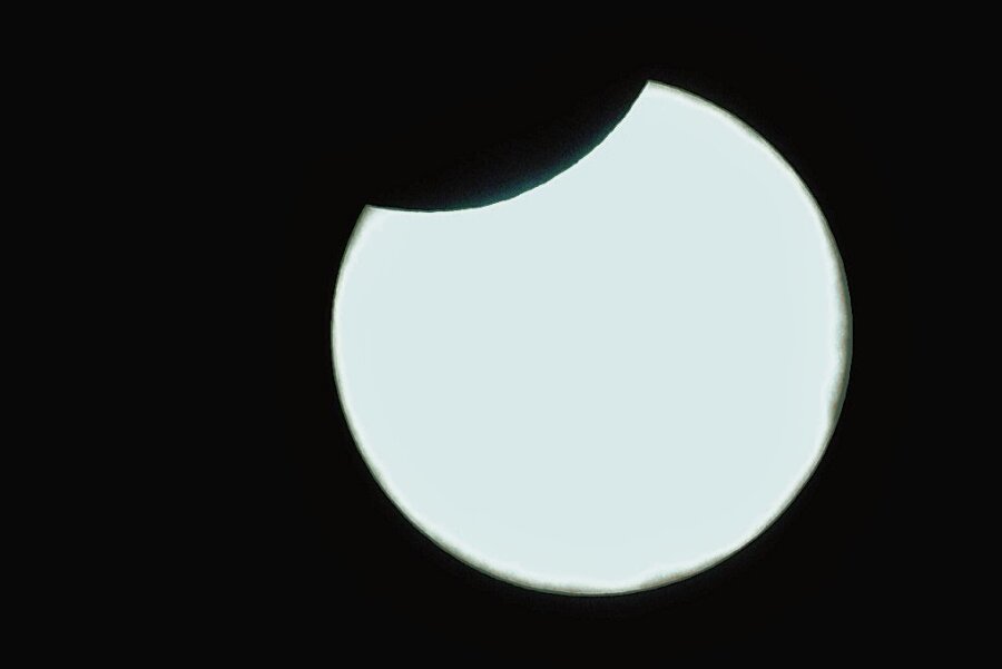 Partielle Sonnenfinsternis: Sternwarte in Drebach rechnet mit vielen Beobachtern - So wird die Finsternis mit einem Teleskop zu sehen sein.