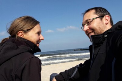 Partner stirbt mit 35 Jahren an Krebs: „Die Zeit heilt keine Wunden“ - Susanne und ihr Mann Ringo an der Ostsee 2017.