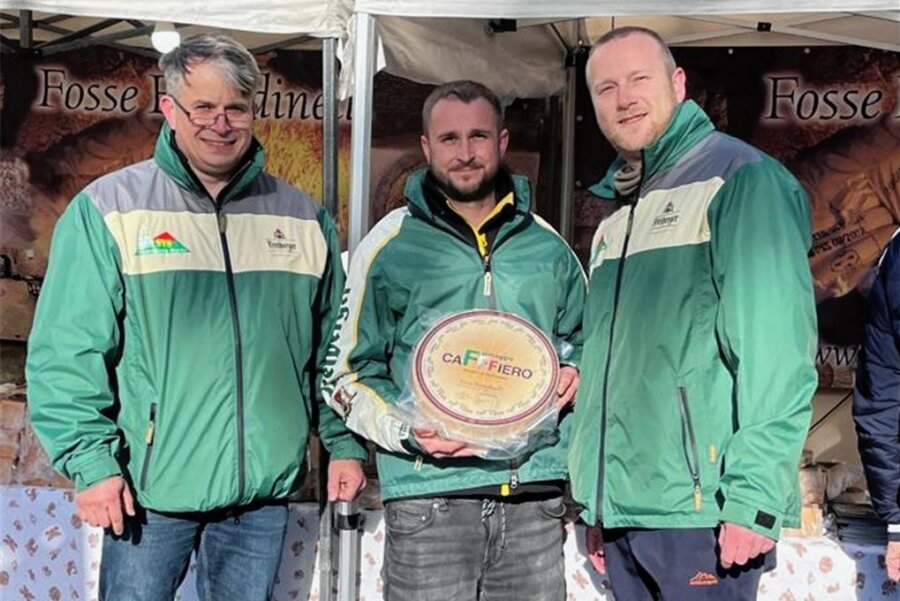 Partnerschaft: Saydaer auf Käsemarkt in Italien präsent - Bürgermeister Stefan Wanke, Danny Wetzel und der Vorsitzende des Vorsitzender der Stadtvereins Maik Hauke (v. l.) sind in die italienische Partnerstadt gereist.