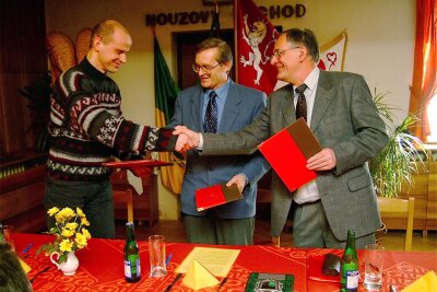 Partnerschaft zwischen Erlbach und Luby/Schönbach besteht seit 20 Jahren - Klaus Herold (rechts), Jan Kreuzinger (Mitte) und Norman Timpe besiegeln 2004 die Partnerschaft.